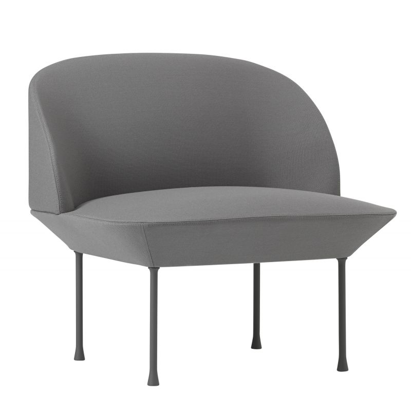 Graues Oslo Sofa von Muuto, ein moderner Sessel mit minimalistischem Design und filigranen Beinen.